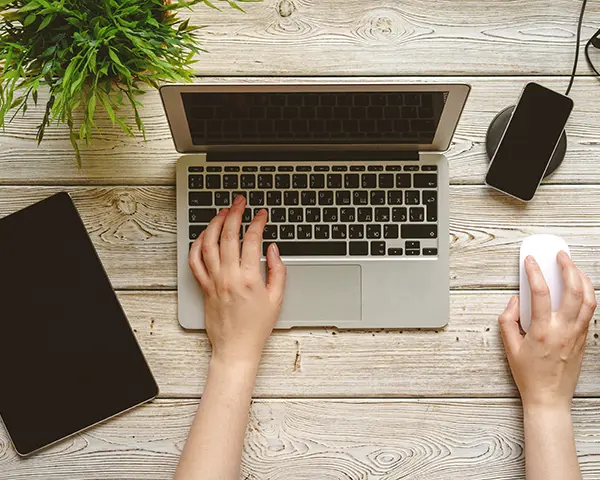 Mujer escribiendo en laptop