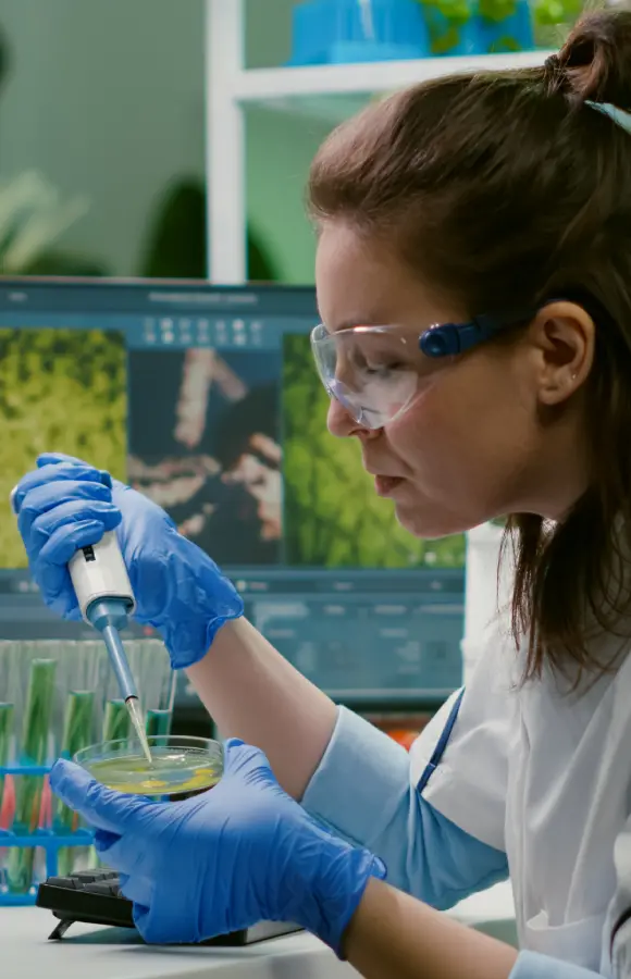 Científica con placa Petri